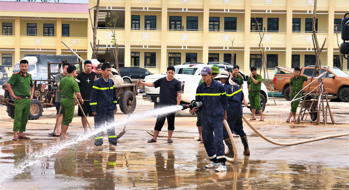 Các chiến sĩ Công an tỉnh Gia Lai dọn vệ sinh tại Trường PTNTLC Tiểu học và THCS xã Ia Mơ. Ảnh: CA.