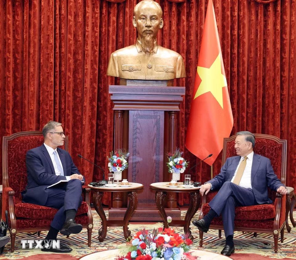 Tổng Bí thư, Chủ tịch nước Tô Lâm tiếp Đại sứ Cộng hòa Pháp tại Việt Nam Olivier Brochet đến chào từ biệt nhân dịp kết thúc nhiệm kỳ công tác tại Việt Nam. (Ảnh: Thống Nhất/TTXVN)