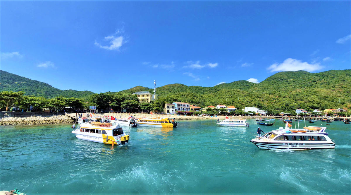 Du khách tham quan đảo Cù Lao Chàm. Ảnh: Chí Đại.