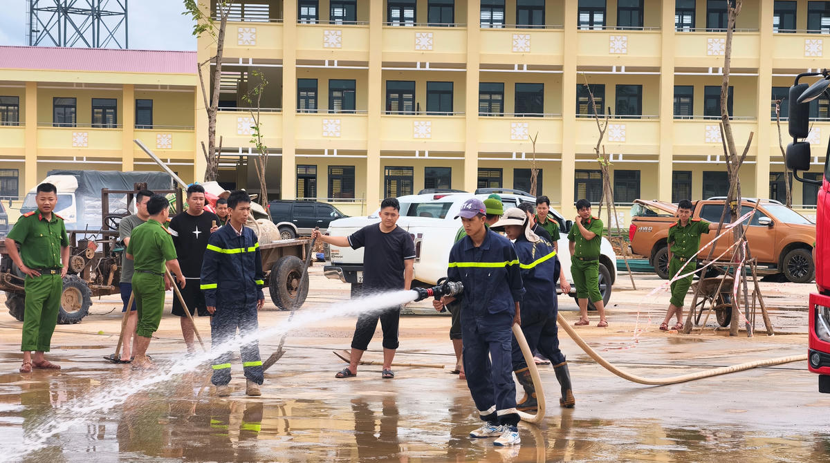 Lực lượng Công an tỉnh Gia Lai dọn vệ sinh để đón học sinh đi học trở lại. Ảnh: CA.