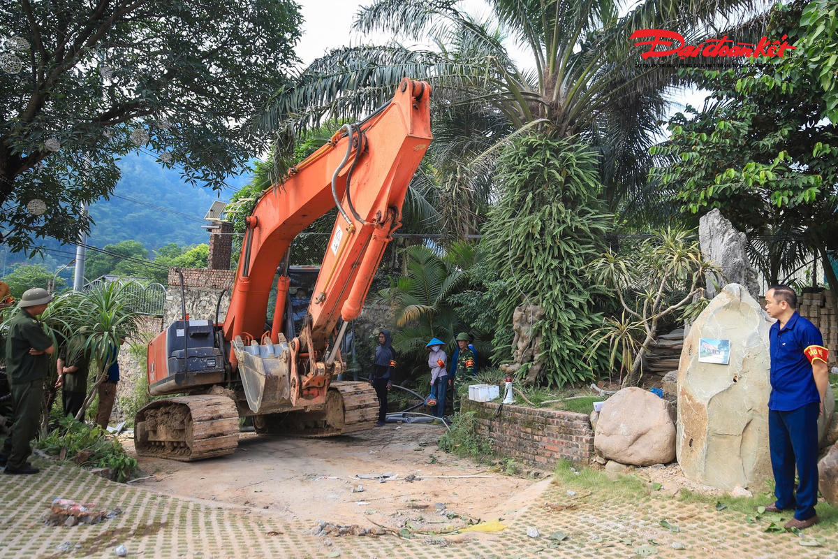 Theo ghi nhận của PV Báo Đại đoàn kết, khoảng 8h sáng 4/9, lực lượng chức năng xã Kim Anh (Hà Nội) có mặt tại khu vực vi phạm, triển khai cưỡng chế, tháo dỡ các công trình xây dựng trái quy định.