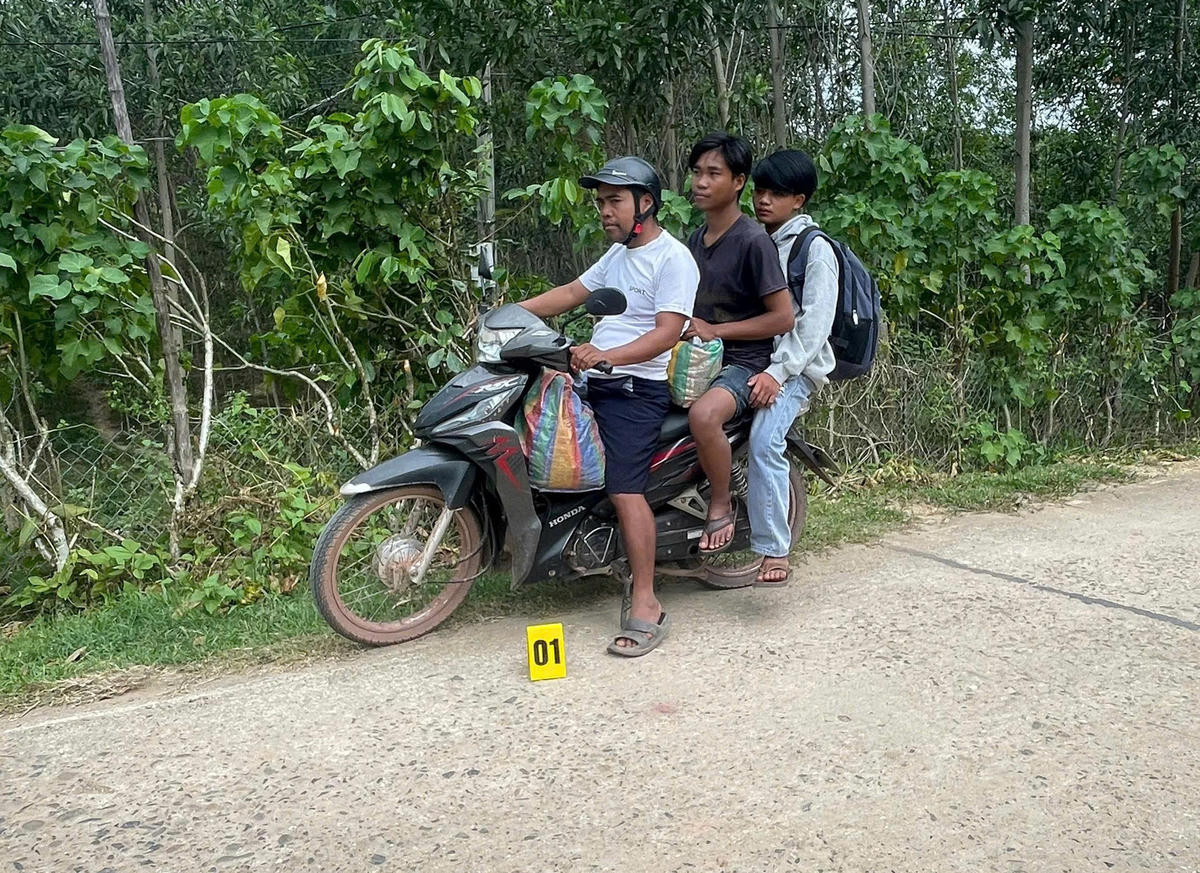 Lực lượng chức năng phát hiện, bắt giữ Hồ Văn Nghèo khi đang vận chuyển 2 người Lào nhập cảnh trái phép. Ảnh: BPQT.