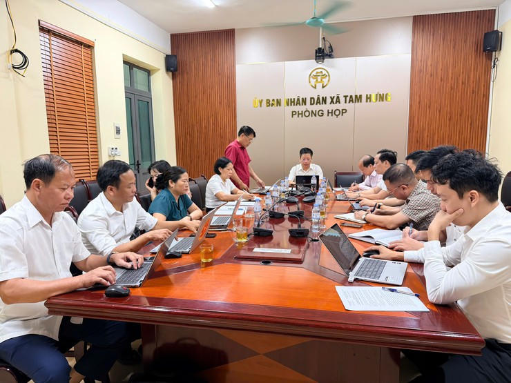 Đoàn khảo sát của Thường trực HĐND xã Tam Hưng làm việc với UBND xã và các đơn vị liên quan về công tác cấp Giấy chứng nhận quyền sử dụng đất, quyền sở hữu tài sản gắn liền với đất trên địa xã. Ảnh: T.H.