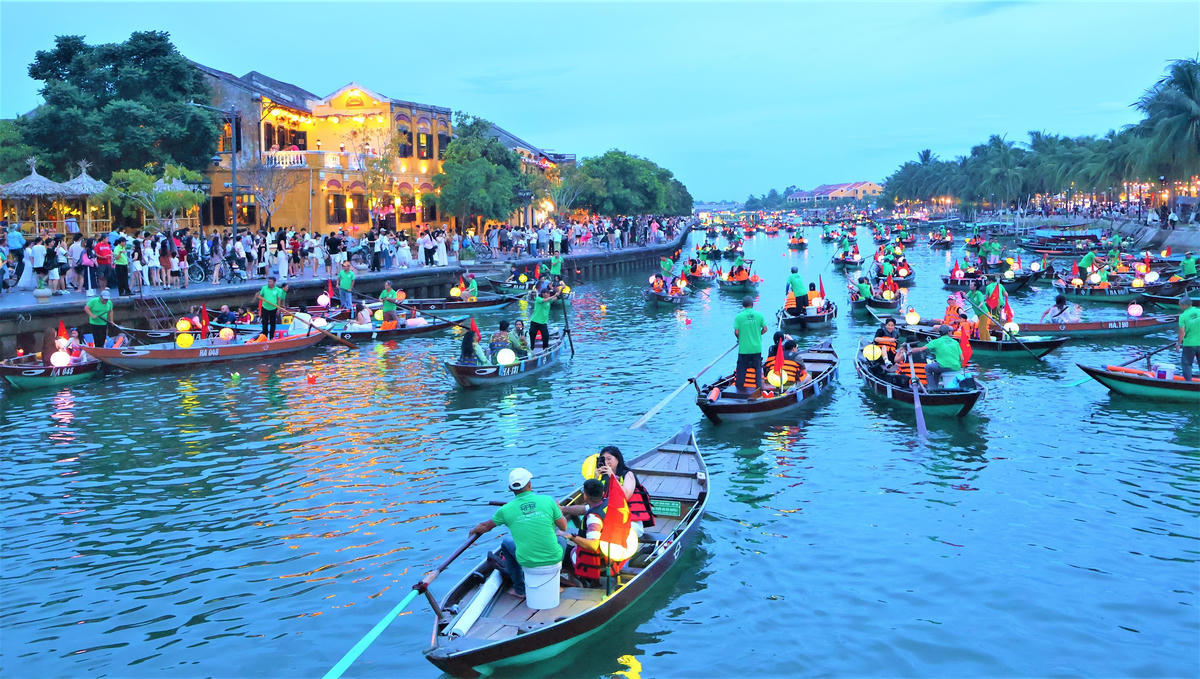 Du  khách chèo ghe trên sông Hoài ngắm phố cổ Hội An. Ảnh: Tấn Thành.