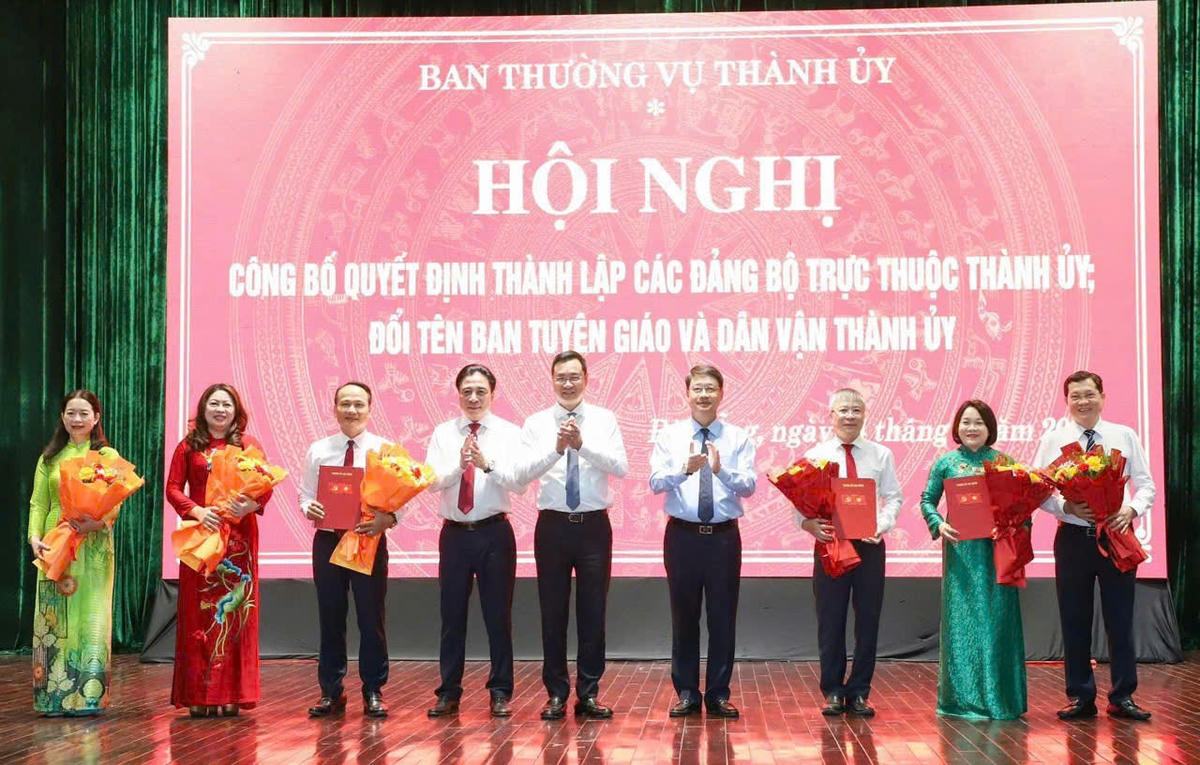 Bí thư Thành ủy Đà Nẵng Lê Ngọc Quang (ở giữa) trao các quyết định về thành lập 2 tổ chức Đảng, công tác cán bộ và đổi tên Ban Tuyên giáo và Dân vận Thành ủy thành Ban Tuyên giáo Thành ủy Đà Nẵng. Ảnh: TT.