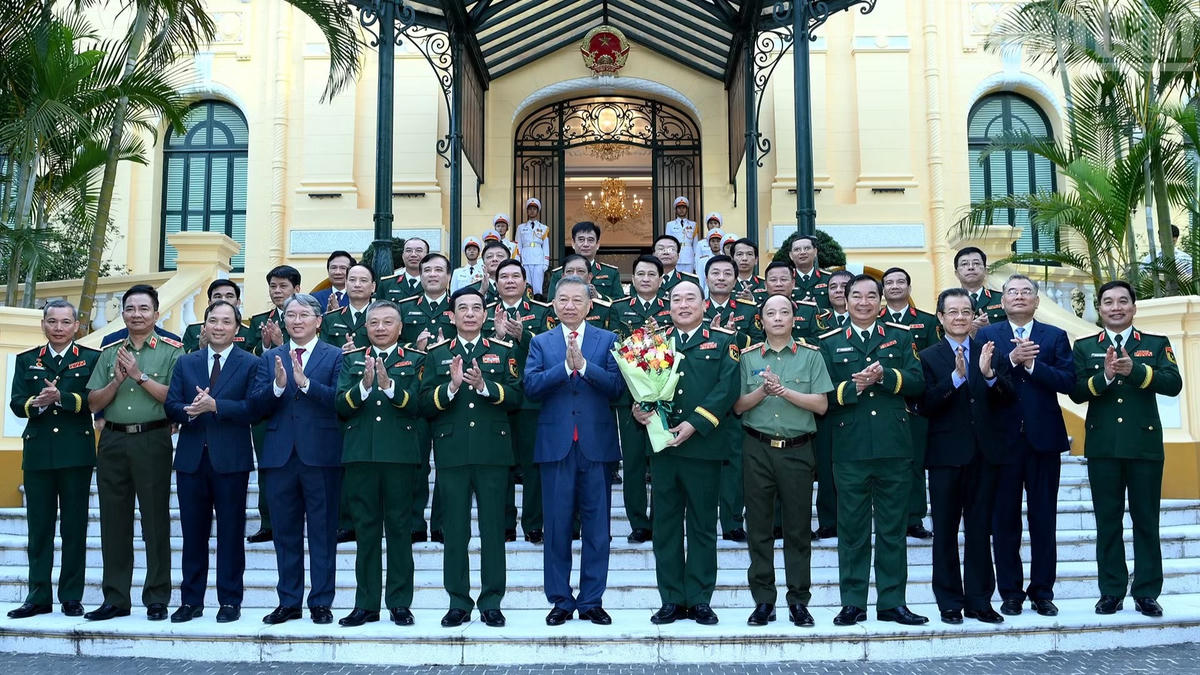 Tổng Bí thư, Chủ tịch nước Tô Lâm và các đại biểu dự Lễ Công bố Quyết định thăng quân hàm Thượng tướng cho đồng chí Lê Quang Đạo. (Ảnh: ĐĂNG KHOA)