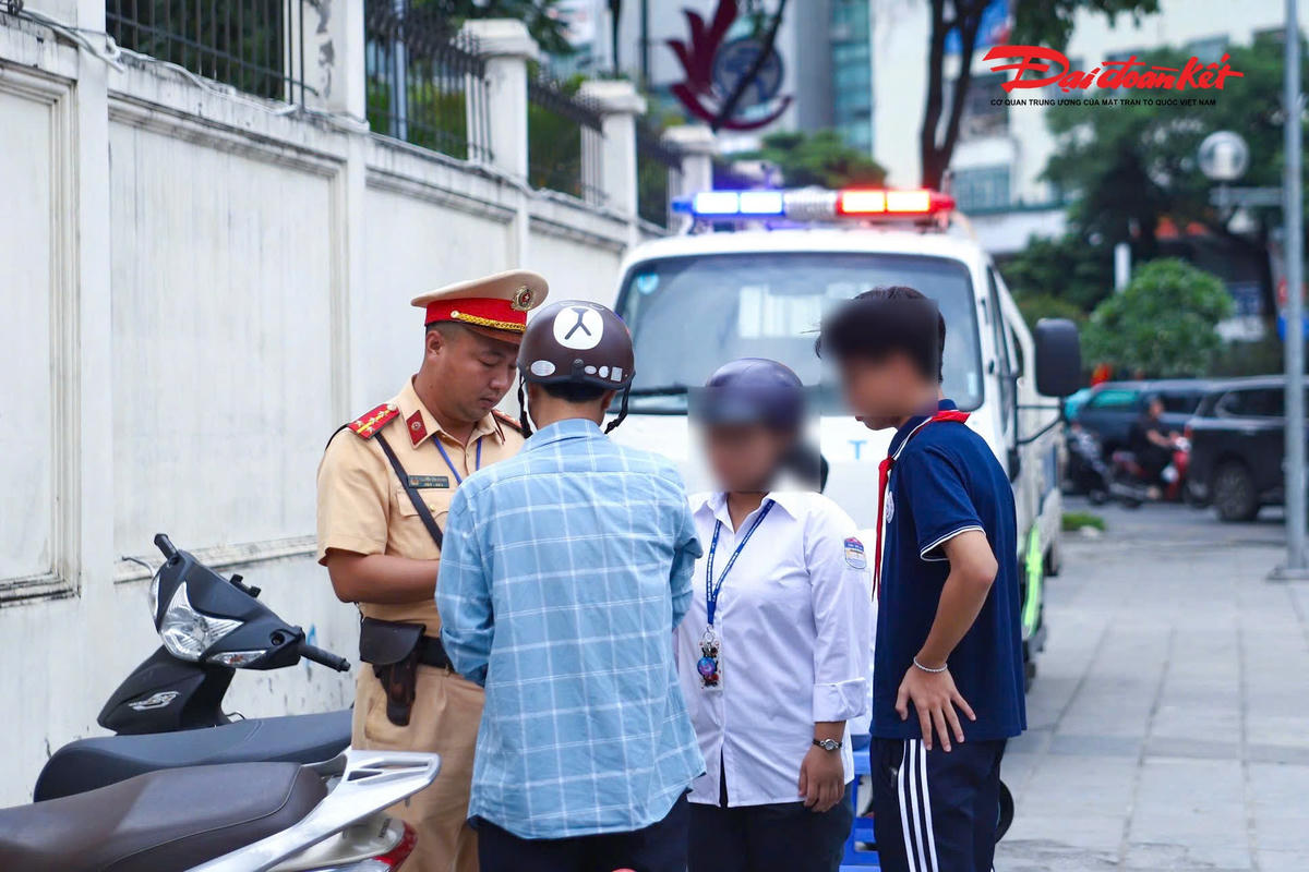 Phòng CSGT Hà Nội khuyến cáo phụ huynh tuyệt đối không giao xe mô tô, xe gắn máy cho học sinh khi chưa đủ điều kiện điều khiển. Khi đưa đón con đến trường, phụ huynh cần chấp hành nghiêm quy định về dừng, đỗ, đội mũ bảo hiểm đầy đủ và chủ động nêu gương trong việc chấp hành pháp luật giao thông.