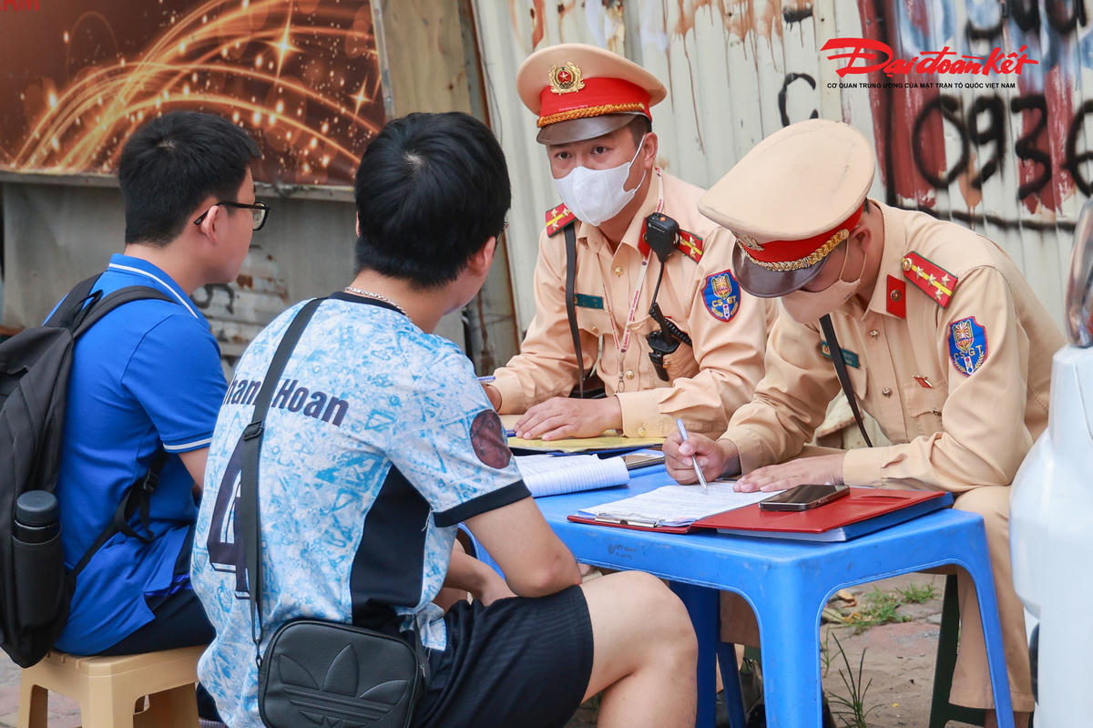 Khoảng 6h35, tổ công tác phát hiện hai thanh thiếu niên đi xe máy từ đường Tố Hữu về hướng Lê Văn Lương. Người ngồi phía sau không đội mũ bảo hiểm nên cảnh sát ra hiệu dừng phương tiện để kiểm tra. Ảnh: Quang Vinh.