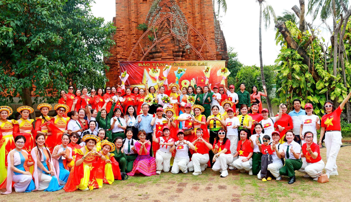 Người dân check-in tại Bảo tàng tỉnh Gia Lai. Ảnh: Chí Đại.