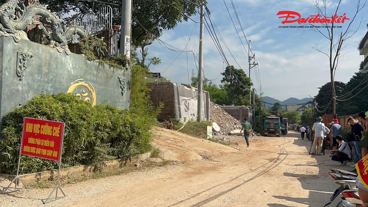 Công trình đầu tiên được lực lượng chức năng triển khai cưỡng chế là quần thể mang tên SOLARA ĐỒNG ĐÒ của ông N.V. T., ở thôn Thái Vụ, xã Kim Anh. Theo kết quả kiểm tra trước đó, khu đất có diện tích khoảng 1.000 m2, trên đất tồn tại nhiều hạng mục được xây dựng kiên cố như nhà 3 tầng, bể bơi, sân pickleball...