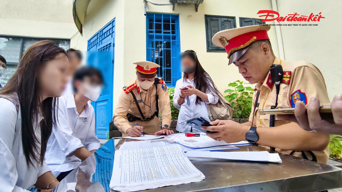 Ghi nhận trong sáng 4/9, nhiều trường hợp học sinh và phụ huynh vi phạm đã bị lực lượng chức năng kiểm tra, lập biên bản xử lý. Với những trường hợp học sinh chưa đủ điều kiện điều khiển phương tiện, Phòng CSGT sẽ xác minh, làm rõ trách nhiệm của chủ phương tiện trong việc giao xe cho người chưa đủ điều kiện.