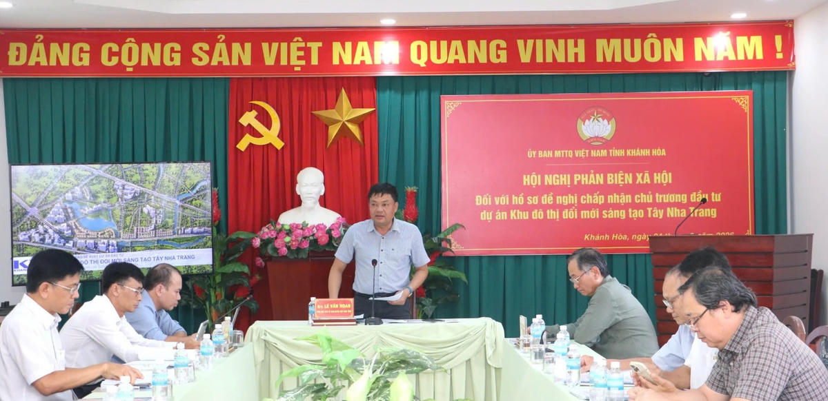 Ông Lê Văn Hoan, Phó Chủ tịch Ủy ban MTTQ Việt Nam tỉnh Khánh Hòa, phát biểu tại hội nghị.