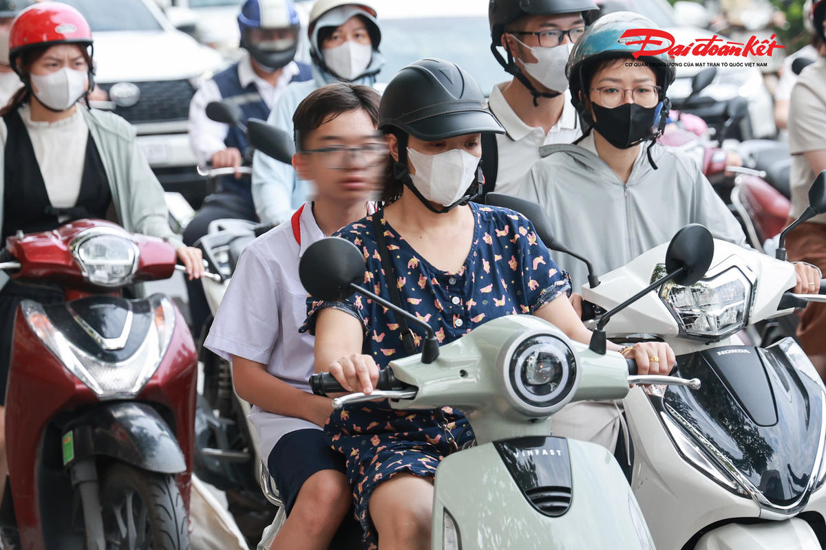 Trong số này, lỗi phổ biến là không đội mũ bảo hiểm, trong đó có trường hợp phụ huynh chở con nhưng người ngồi phía sau không đội mũ. Ảnh: Quang Vinh.