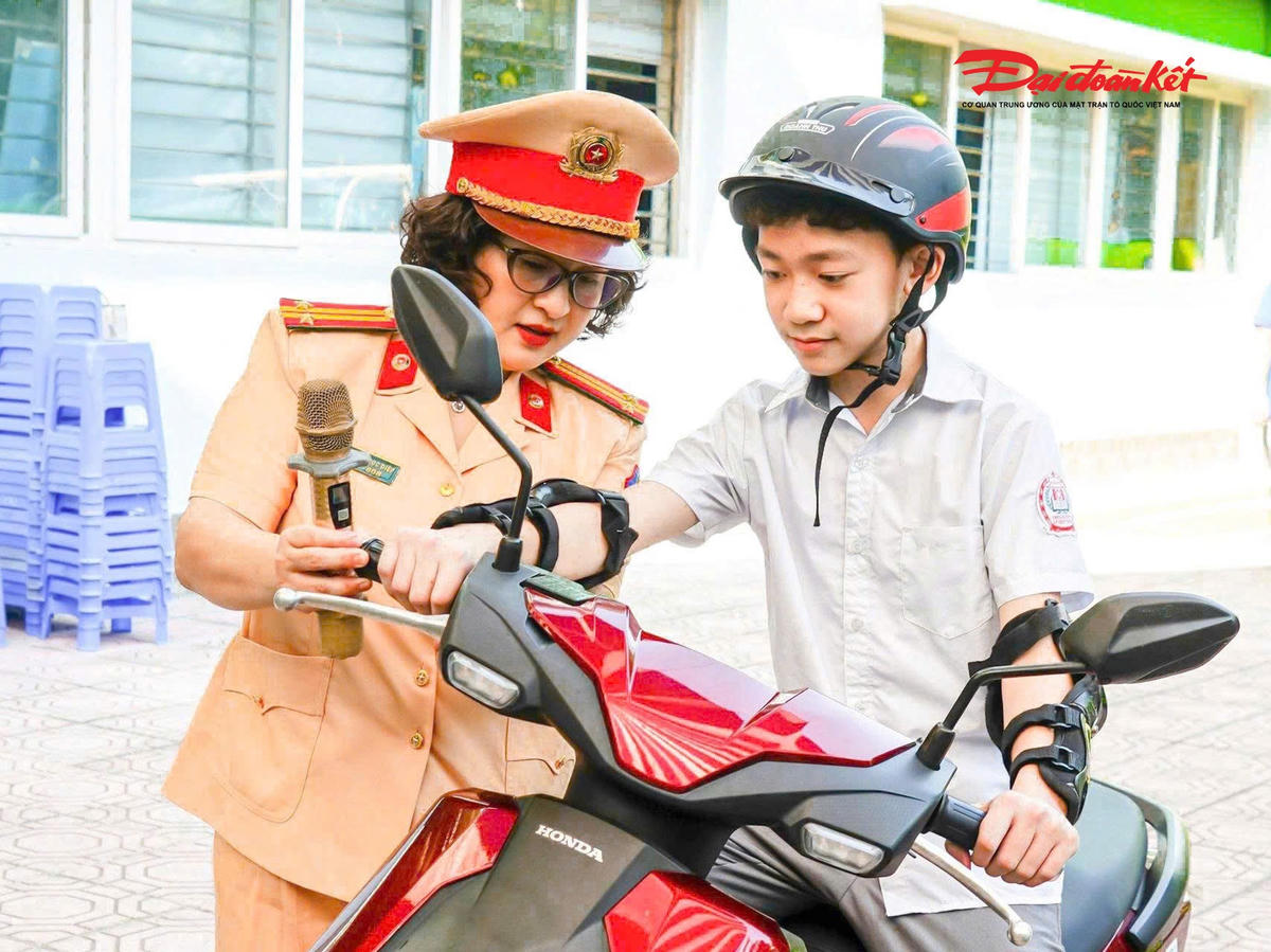 Học sinh được hướng dẫn tư thế ngồi và kỹ năng điều khiển xe an toàn.