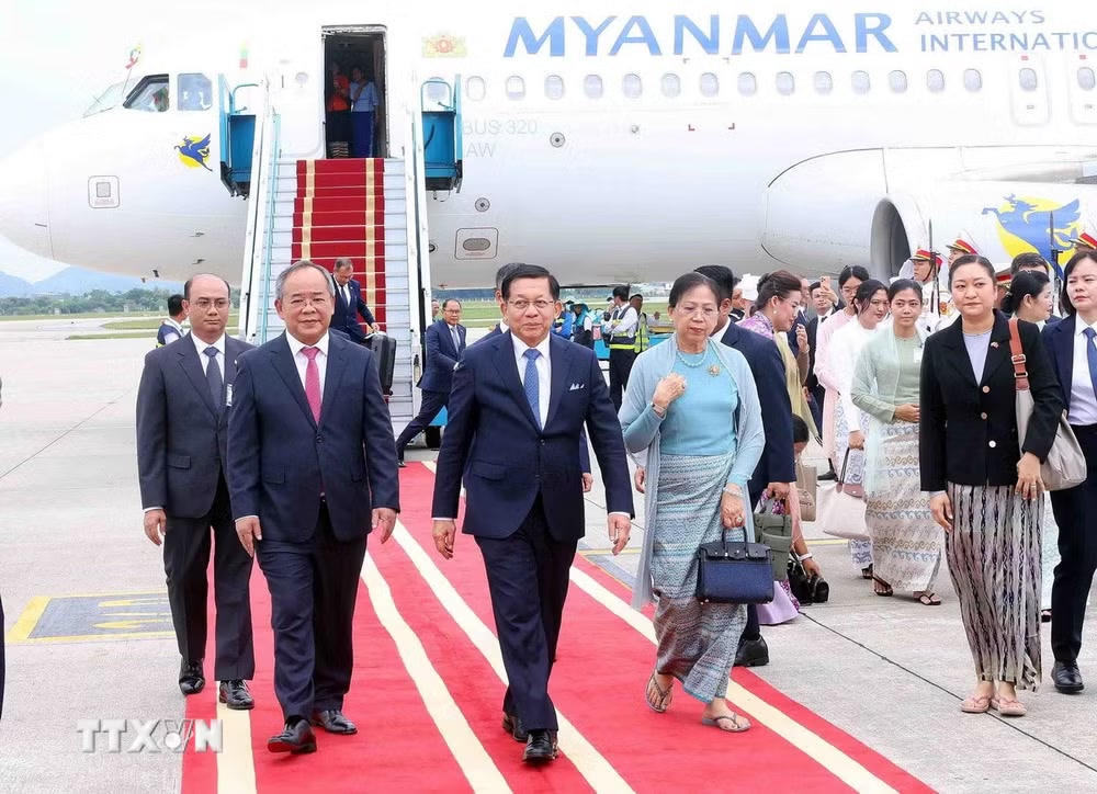 ttxvn-tong-thong-myanmar-va-phu-nhan-den-ha-noi.jpg