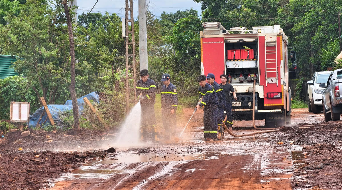 Bùn đất sét được chiến sĩ, Công an tỉnh Gia Lai rửa trôi sạch. Ảnh: CA.