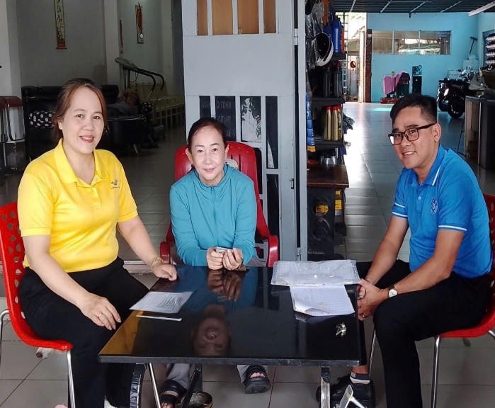 Viên chức Bảo hiểm xã hội tỉnh cùng Tổ chức hỗ trợ phát triển đối tượng ra quân tuyên truyền tại các hộ dân. Ảnh: Nguyễn Đạt