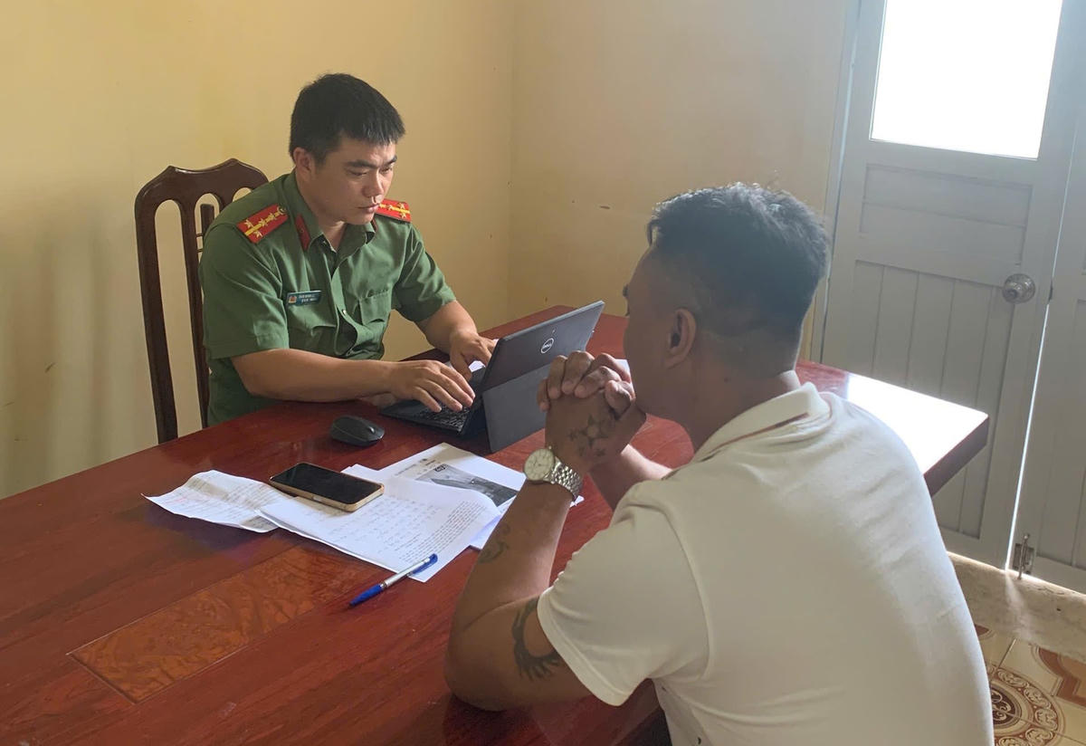 Anh T.T.T. tại cơ quan công an. Ảnh CAHY