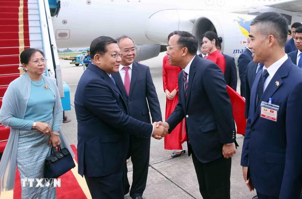 ttxvn-tong-thong-myanmar-va-phu-nhan-den-ha-noi-1.jpg