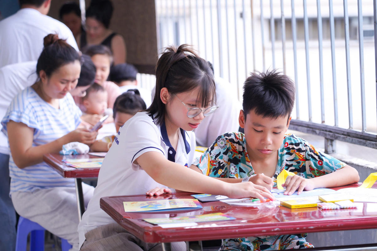 Lớp hội họa “Sắc màu yêu thương” dành cho bệnh nhi điều trị nội trú cũng được khai giảng tại Bệnh viện Nhân dân Gia Định. Ảnh: M.T