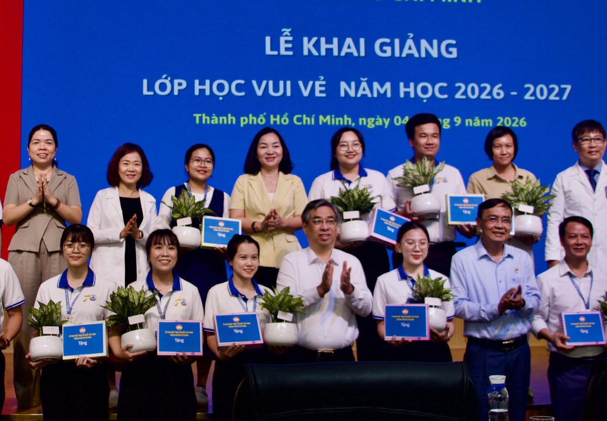 Ông Nguyễn Phước Lộc, Ủy viên Trung ương Đảng, Phó Bí thư Thành ủy, Chủ tịch Ủy ban MTTQ Việt Nam TPHCM tặng quà cho các giáo viên tại lễ khai giảng lớp học Vui Vẻ. Ảnh: Tấn Nghiệp.