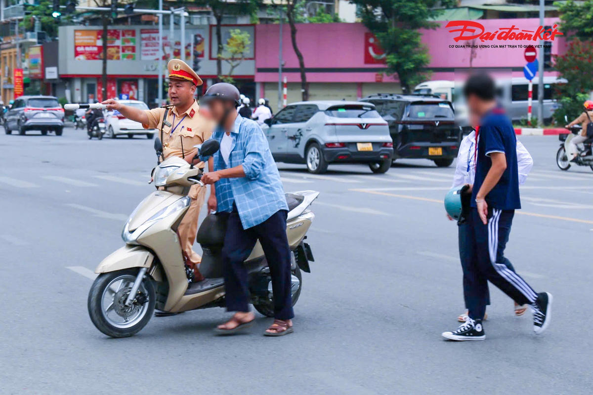 Bên cạnh việc xử lý học sinh, lực lượng CSGT cũng kiểm tra, xử lý các trường hợp phụ huynh vi phạm khi đưa đón con em, đặc biệt là hành vi dừng, đỗ phương tiện sai quy định tại khu vực cổng trường gây ùn tắc, mất an toàn giao thông.