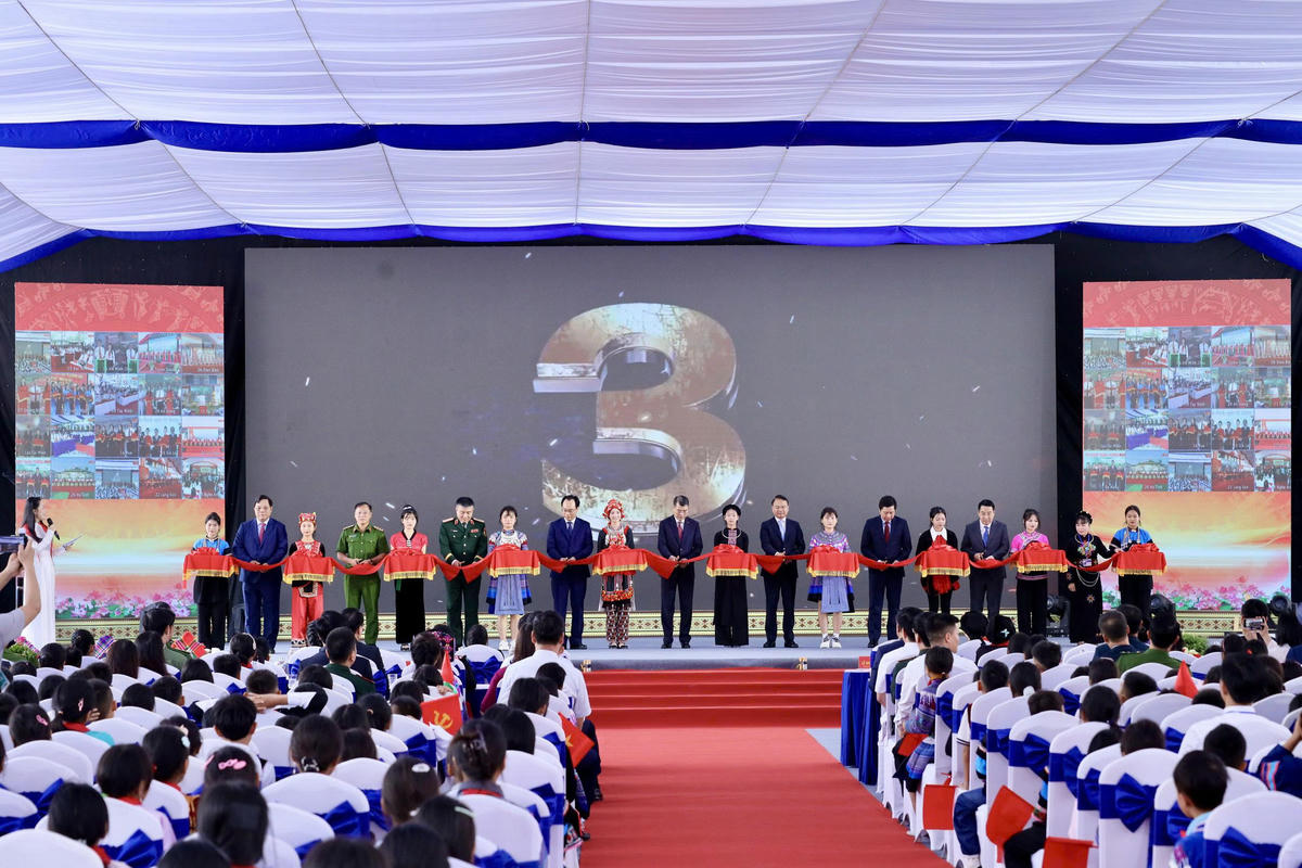Thủ tướng Chính phủ Lê Minh Hưng và các đại biểu thực hiện nghi thức cắt băng khánh thành đồng loạt các Trường Phổ thông dân tộc nội trú liên cấp Tiểu học và THCS tại các xã biên giới đất liền. Ảnh: T.Đ.