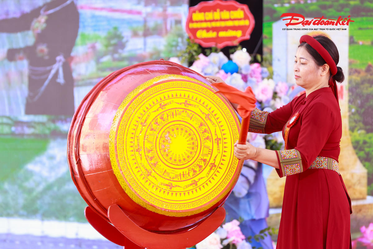 Cô giáo Hiệu trưởng Trường Phổ thông nội trú Tiểu học và THCS Bình Liêu Ngô Thị Thanh Ninh đánh trống khai giảng năm học mới 2026-2027. Ảnh: Quang Vinh. 