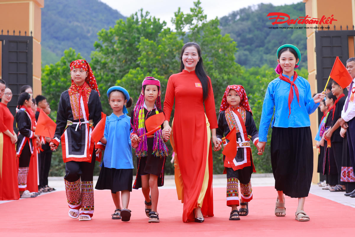 Cô và trò Trường Phổ thông nội trú Tiểu học và THCS Bình Liêu hân hoan đón năm học mới trong ngôi trường khang trang, hiện đại. Ảnh: Quang Vinh.