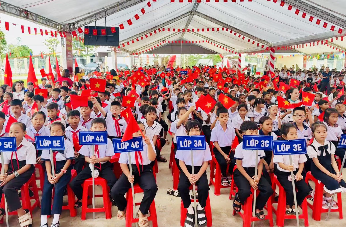 Học sinh Trường Phổ thông nội trú Tiểu học và THCS Buôn Đôn, xã Buôn Đôn (Đắk Lắk) dự lễ khai giảng. Ảnh: Thanh Nga.