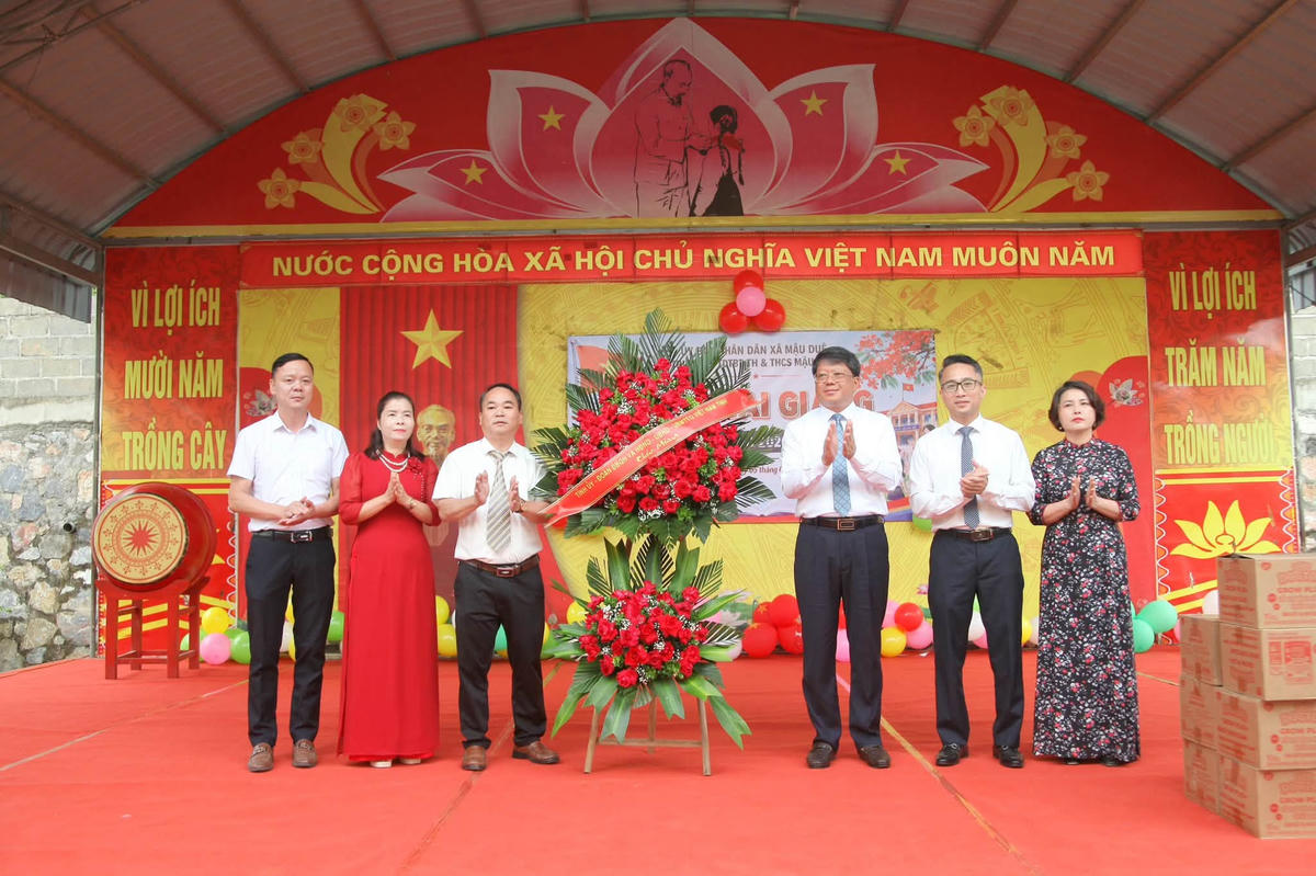 Phó Chủ tịch Thường trực Ủy ban MTTQ Việt Nam tỉnh Tuyên Quang Hà Trung Kiên tặng chúc mừng nhà trường. MTTQ.