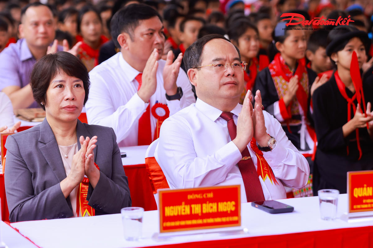 Ủy viên Trung ương Đảng, Bí thư Thành ủy Quảng Ninh Quản Minh Cường cùng các đại biểu tham dự Lễ khai giảng và khánh thành Trường Phổ thông nội trú Tiểu học và THCS Bình Liêu. Ảnh: Quang Vinh. 