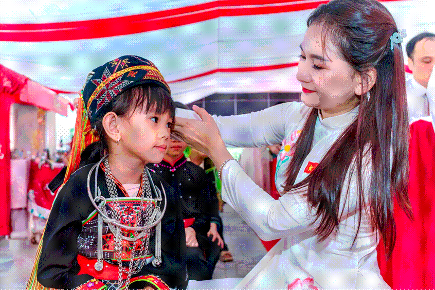 Cô và trò Trường Phổ thông nội trú Tiểu học và THCS Thanh Thủy.