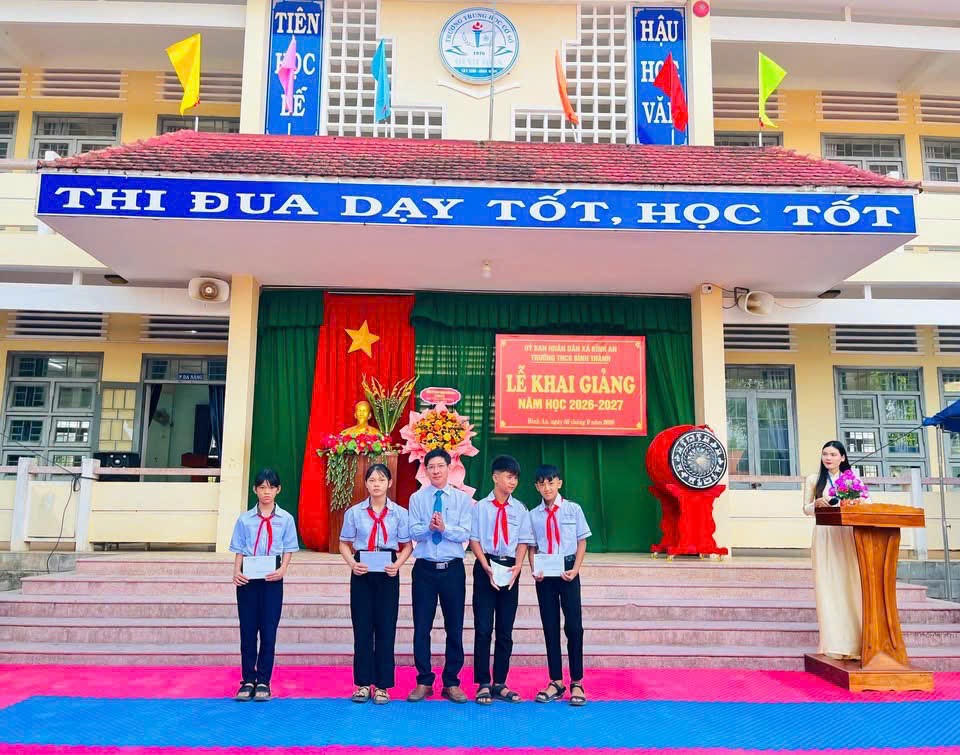 Lãnh đạo nhà trường trên địa bàn tỉnh Gia Lai tặng quà cho học sinh khó khăn. Ảnh: ĐS.