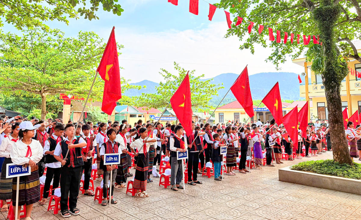 Những giá trị vốn gắn với đời sống của ông bà, cha mẹ nay được các em mang vào sân trường, tạo nên một hình ảnh giàu bản sắc trong ngày hội đến trường. Ảnh: CK 