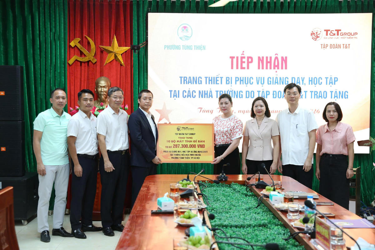 Phó Tổng Giám đốc Tập đoàn T&T Group Nguyễn Mạnh Hùng trao tặng 10 bộ máy tính để bàn cho Trường TH Minh Nghĩa (Hà Nội) (Ảnh: T&T Group)