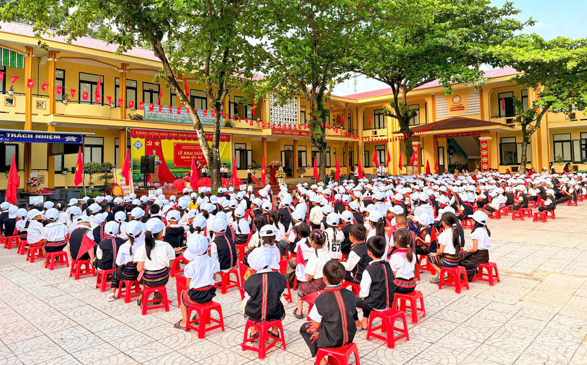 Học sinh Trường Phổ thông Dân tộc bán trú Tiểu học và THCS Lâm Thủy (Quảng Trị) cùng khoác lên mình những bộ trang phục truyền thống Bru - Vân Kiều. Ảnh: CK