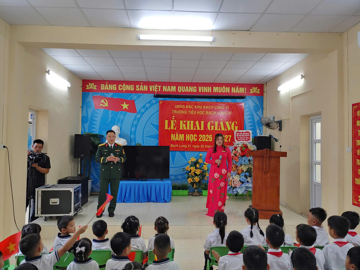 Các tiết mục văn nghệ do thầy cô, các cơ quan đơn vị trên địa bàn đặc khu trình bày trong lễ khai giảng. Ảnh: HM.