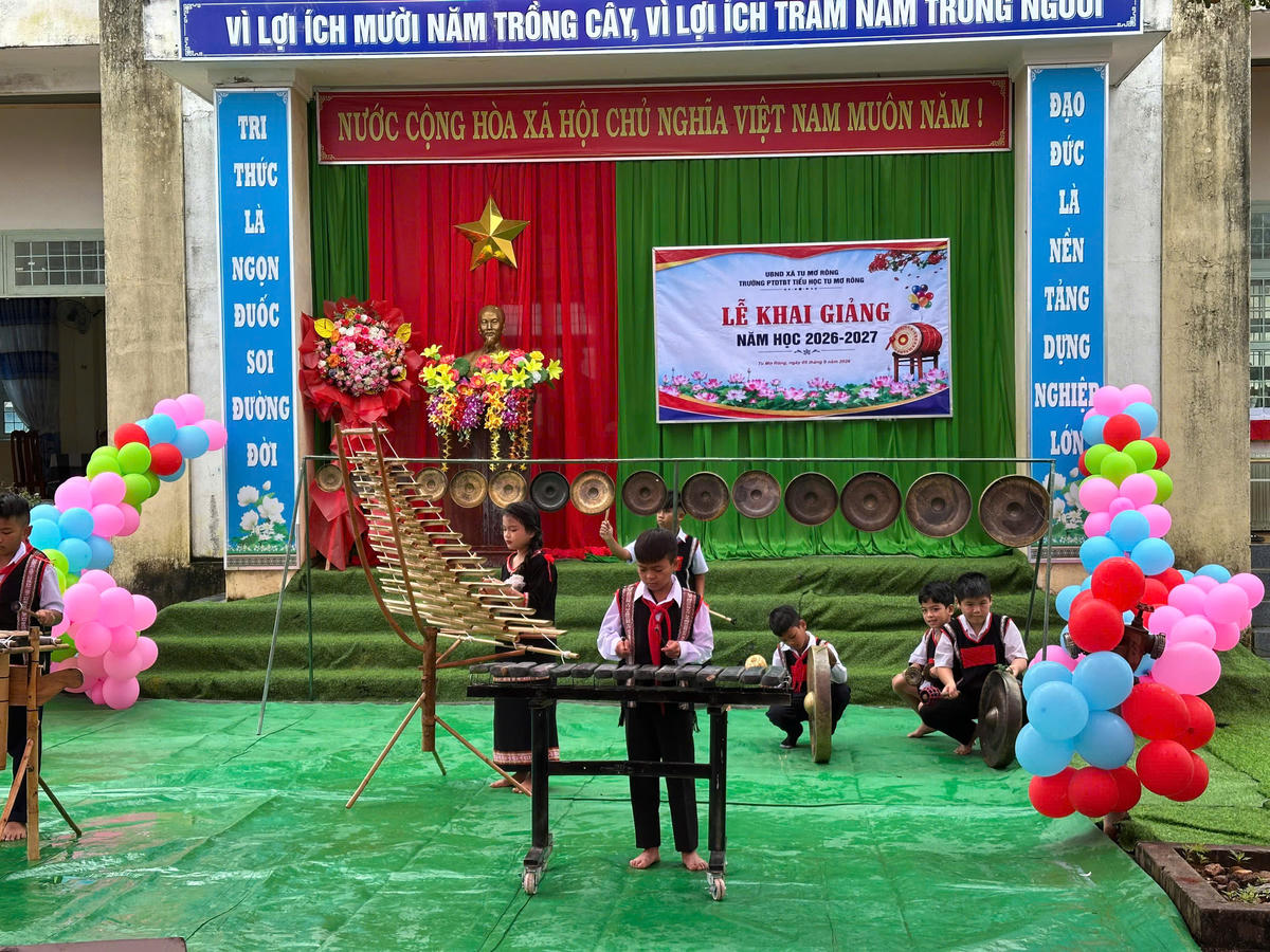 Học sinh Trường PTDTBT Tiểu học Tu Mơ Rông đang chơi nhạc cụ tại lễ khai giảng. Ảnh: CĐ.