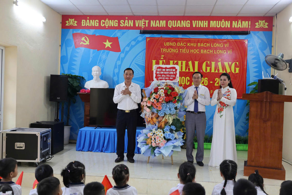 Ấm áp lễ khai giảng nơi đảo tiền tiêu Bạch Long Vĩ