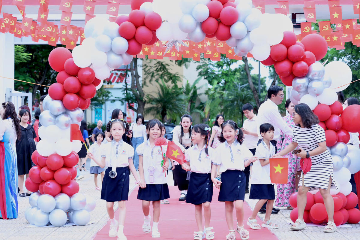Học sinh Trường Tiểu học Đô thị Việt Hưng hân hoan đón năm học mới.