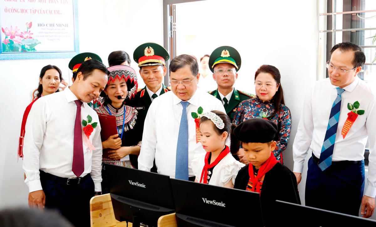 Phó Thủ tướng Thường trực Chính phủ Phạm Gia Túc thăm quan trường học, động viên các thầy cô giáo và các em học sinh. Ảnh: VPUB.