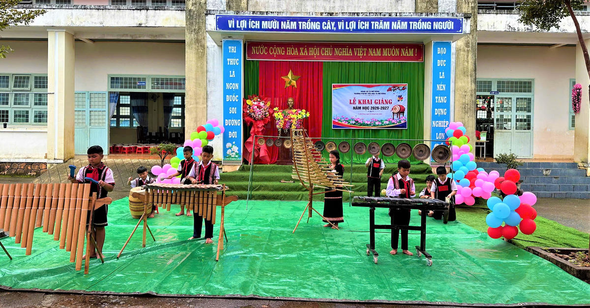 Các em học sinh Trường PTDTBT Tiểu học Tu Mơ Rông trình diễn nhạc cụ truyền thống ở địa phương. Ảnh: CĐ.