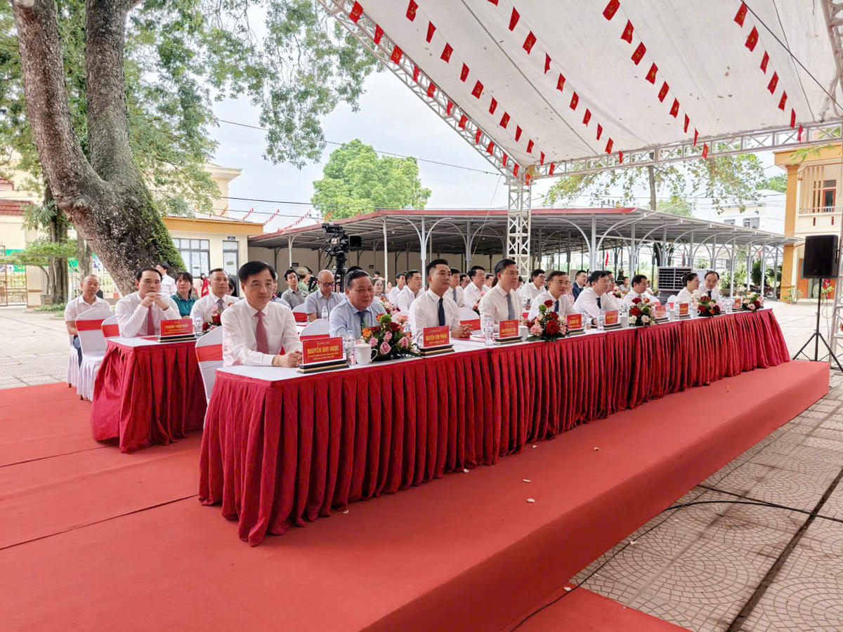 Ủy viên Bộ Chính trị, Bí thư Trung ương Đảng, Trưởng Ban Tổ chức Trung ương Nguyễn Duy Ngọc, Giám đốc Sở GDĐT Hà Nội Nguyễn Văn Hiền dự lễ khai giảng năm học 2026-2027 tại Trường Tiểu học, THCS và THPT Minh Châu.