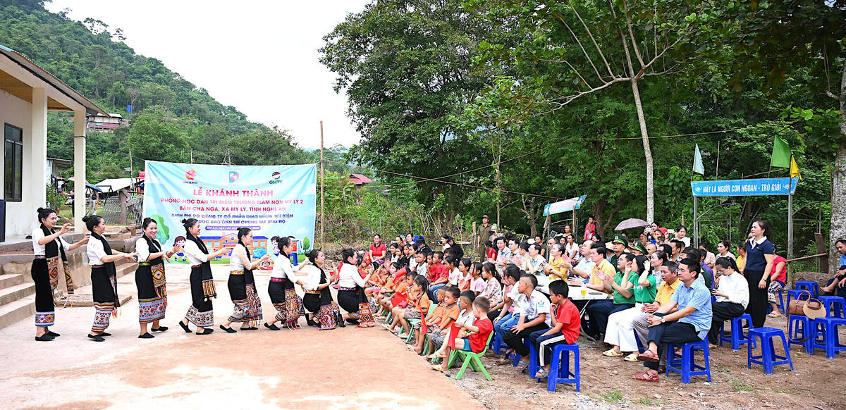 Tại bản Cha Nga, hơn 42 học sinh tham dự lễ khánh thành, bước vào ngôi trường mới cho năm học mới. Ảnh: ĐB