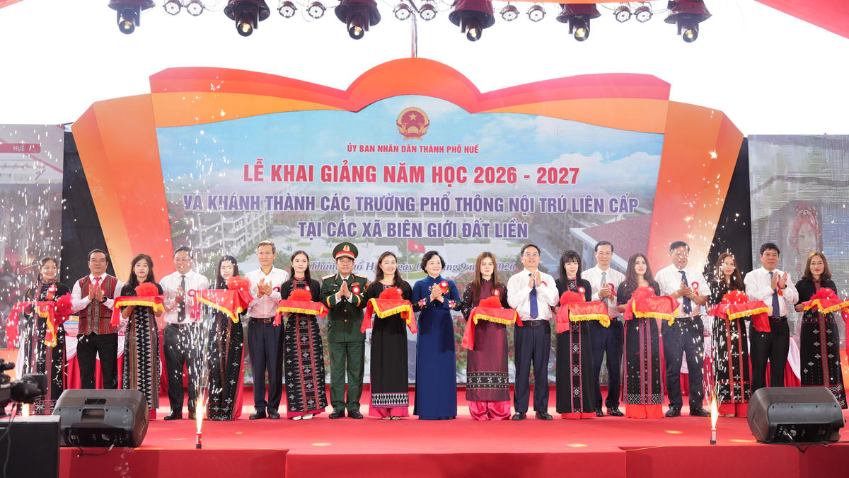 Phó Thủ tướng Phạm Thị Thanh Trà cùng các đại biểu thực hiện nghi thức cắt băng khánh thành. Ảnh: N.H.