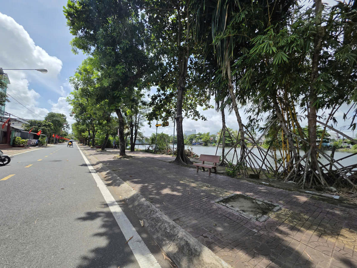 Người dân khóm 8 ( phường Lý Văn Lâm)  thường xuyên ra quân quét, thu gom rác giờ  đây khu vực phía trước bờ hồ ở đường Nguyễn Bỉnh Khiêm không còn rác như lúc trước nhìn đường sáng, xanh. Ảnh: Nguyên Du