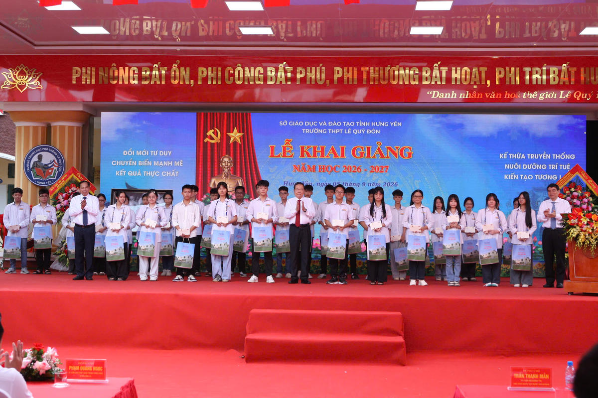 Chủ tịch Quốc hội Trần Thanh Mẫn tặng quà học sinh trường THPT Lê Quý Đôn trong ngày khai giảng. Ảnh: Duy Hưng.