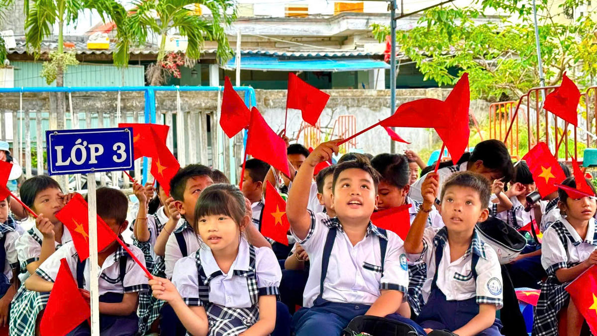 Học sinh Trường Tiểu học và THCS Nhơn Châu tham dự lễ khai giảng. Ảnh: ĐS.