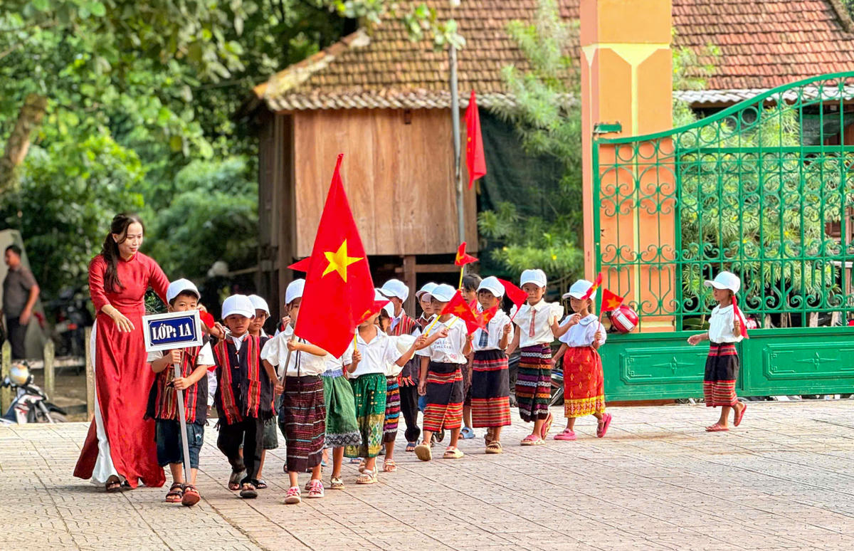 Những bộ váy áo với màu sắc, họa tiết đặc trưng nổi bật giữa sân trường. Ảnh: CK